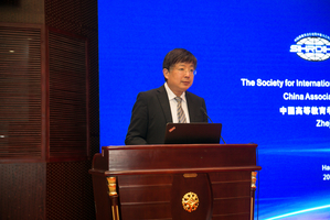 浙江大学校长助理胡炜代表学校致欢迎辞